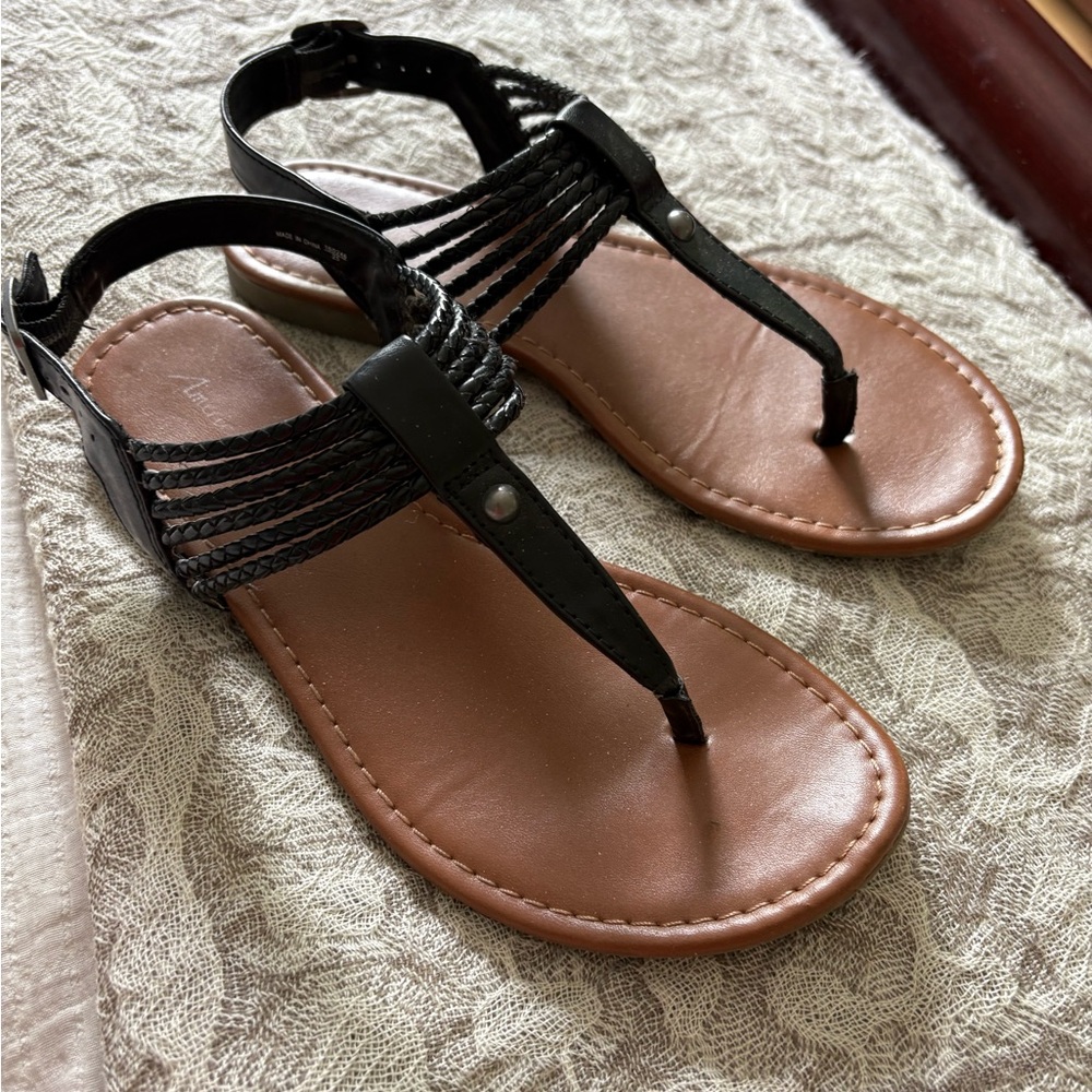 American Eagle by Payless Black Strappy T-Strap Sandals with Brown Footbed
